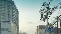 На Токтоналиева образуется пробка из-за неработающего светофора. Фото