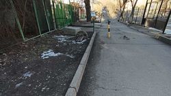 Горожанин просит Генпрокуратуру проверить качество асфальта и бордюров на ул.Республиканской. Фото