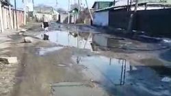 Жительница Маевки жалуется на состояние дороги. Видео