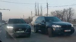 Водитель BMW X5 на перекрестке встал на встречке, заблокировав одну полосу. Видео