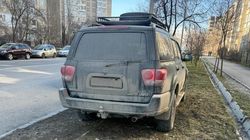 «Тойоту Секвойя» припарковали в зеленой зоне. Фото