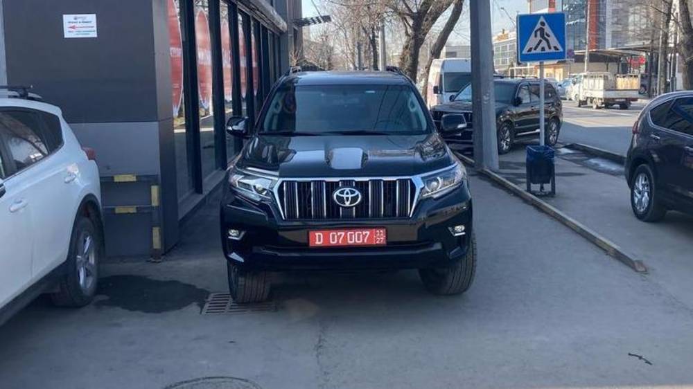 «Прадо» посольства Казахстана стоит на тротуаре. Фото