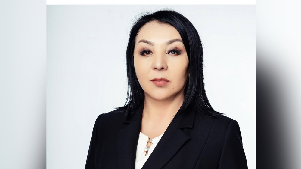 Гүлдері бар жалаңаш адамның суреті