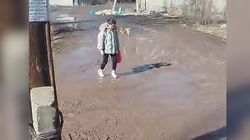 Дорога в школу села Маевка лежит через грязь и слякоть. Видео