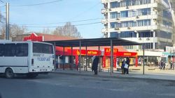 «Остановка или загон для скота». Горожанин жалуется на состояние остановки возле ЦУМа. Фото