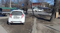 «Шевроле Спарк» припарковали в зеленой зоне. Фото