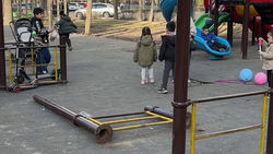«Как после бомбежки». Состояние детской площадки на бульваре Эркиндик