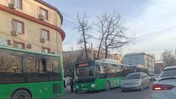 Автобусы высаживают пассажиров в неположенном месте. Фото
