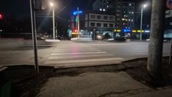 После ремонта на Ахунбаева не доделали стыки дороги и тротуара. Фото горожанина