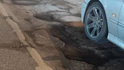 Водитель жалуется на ямы на проспекте Чуй. Фото