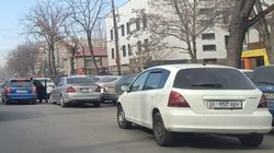 Парковочный беспредел напротив здания ГУВД и прокуратуры на ул.Токтогула. Фото