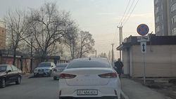 В Городке энергетиков установили знак «Парковка запрещена», но водителям плевать. Фото горожанина