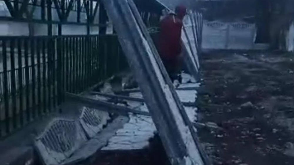 В Московском районе упала часть нового забора футбольного стадиона. Видео