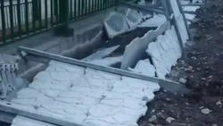 В Московском районе упала часть нового забора футбольного стадиона. Видео