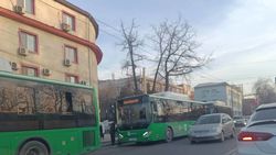 С водителями автобусов, которые высаживают пассажиров в неположенном месте, провели беседу, - мэрия