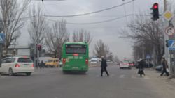 На Жибек Жолу автобус проехал на красный. Фото