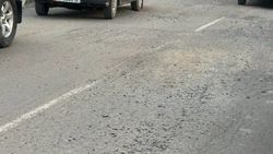 Житель Бишкека жалуется на состояние новой дороги на улице Ауэзова