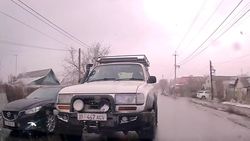 Водитель «Крузака» объезжал пробку по встречке, но его не пропустили. Видео