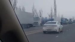 На границе с Казахстаном снова образовалась очередь из грузовиков. Видео