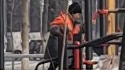 Работница «Тазалыка» занимается на спортивном тренажере. Видео