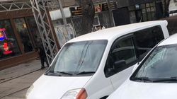 На остановке на Московской паркуются в два ряда. Фото