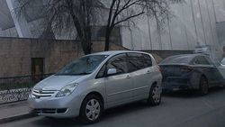 Бишкекчанин просит мэрию и ГУОБДД установить знак «Парковка запрещена»
