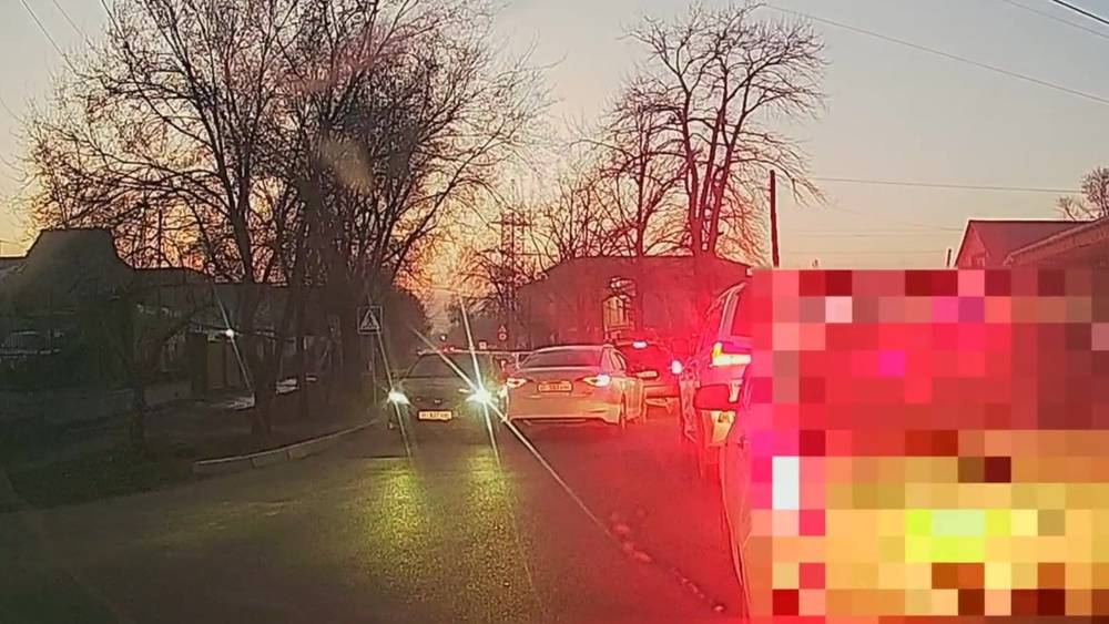 «Хендай» объезжает пробку по встречке. Видео