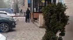 Тротуар на Рыскулова упирается в заезд в подземную парковку. Видео горожанина