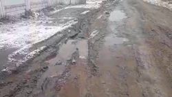 В селе Кок-Жар питьевая вода топит дорогу. Видео
