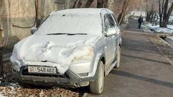 На ул.Элебаева машины паркуются на тротуарах. Фото