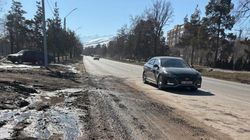 Грузовики со строек разносят грязь по дороге на Советской. Фото