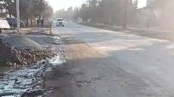 Асфальт на дороге по Советской весь в грязи. Видео