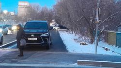 Lexus LX 570 со штрафами 20 тыс. сомов стоит на тротуаре. Фото
