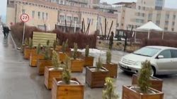 Законно ли отель «Жаннат» закрыл дорогу деревянными клумбами? Видео горожанина