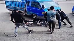 «Портер» заезжал на парковку, столкнулся с велосипедистом и наехал на его ногу. Видео