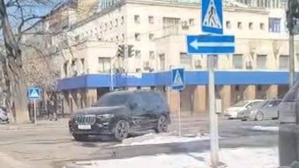 BMW X7 припарковали на перекрестке. Видео