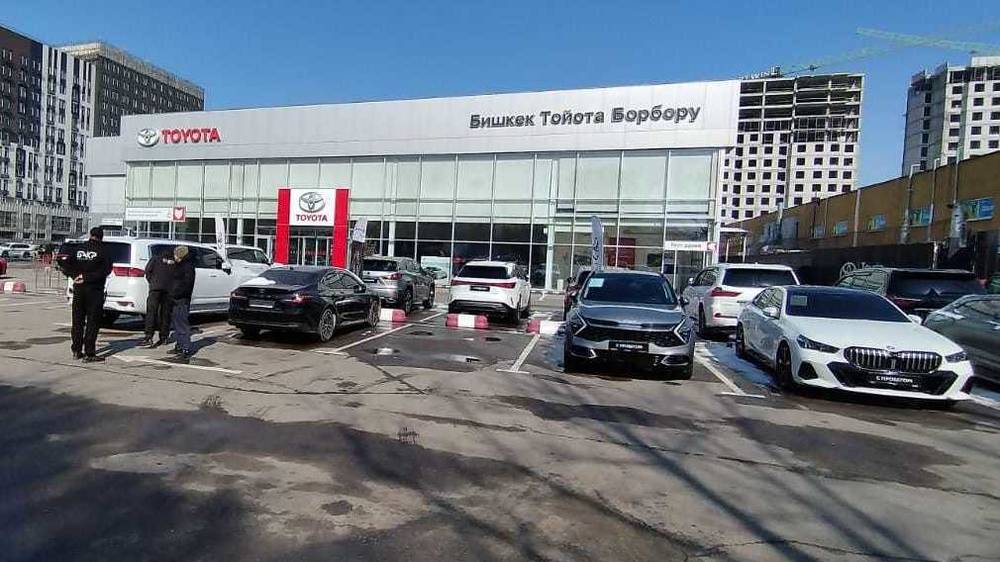 На парковку «Тойота центра» пускают только свои авто, - горожанин