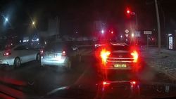 Водитель «Фита» открыл дверь, плюнул на дорогу и поехал на красный. Видео