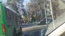 На Советской водители автобусов производят посадку пассажиров в неположенном месте. Видео
