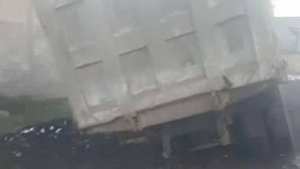 В Московском районе «Хово» провалился в яму с водопроводными трубами. Видео жителя