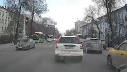 Водитель автобуса №103 проехал на красный. Видео