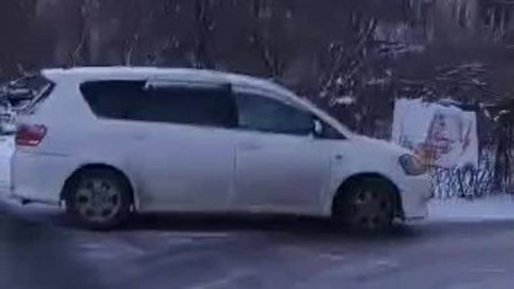 Возле детсада №112 водители паркуются в неположенном месте. Видео горожанина