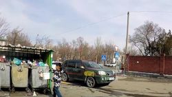 В 5 мкр за одну минуту два мальчика выбросили мусор мимо урны. Видео