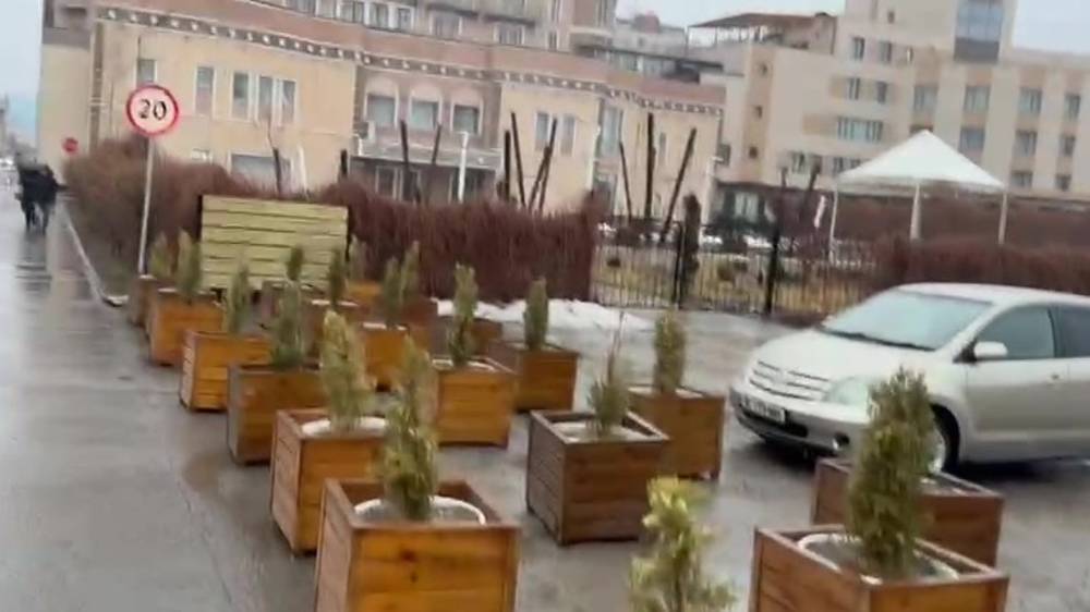 В мэрии рассказали, законно ли отель «Жаннат» закрыл дорогу деревянными клумбами