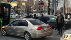 На Советской автобус врезался в легковушку. Фото