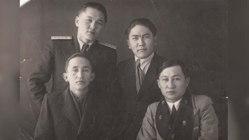 1949 год. Снизу: слева-направо Насыр Данияров и Кемель Курманов. Стоят: слева Карпек Курманов и Нияз Султаналиев