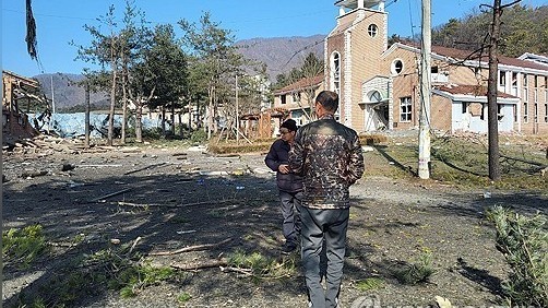 Военные осматривают район, где, предположительно, была сброшена бомба в Пхочоне, в 42 километрах к северо-востоку от Сеула,