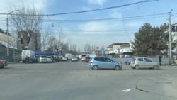 На Ошском рынке под запрещающим знаком паркуются в 2-3 ряда. Фото горожанина