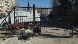 Железные ворота в 5 мкр демонтировали после жалобы горожанина. Фото мэрии