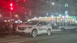 Напротив мечети в Джале «Хонда» припаркована на перекрестке. Фото